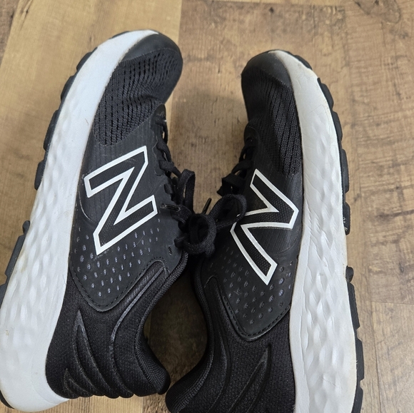 New Balance 520 Womens Size 6 Black and White Athletic Sneakers - Picture 6 of 13